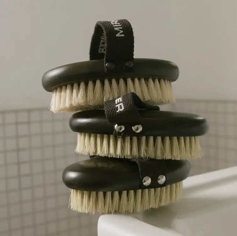 Mirror Water Ultra-Soft Buff Body Dry Brush - Image 3